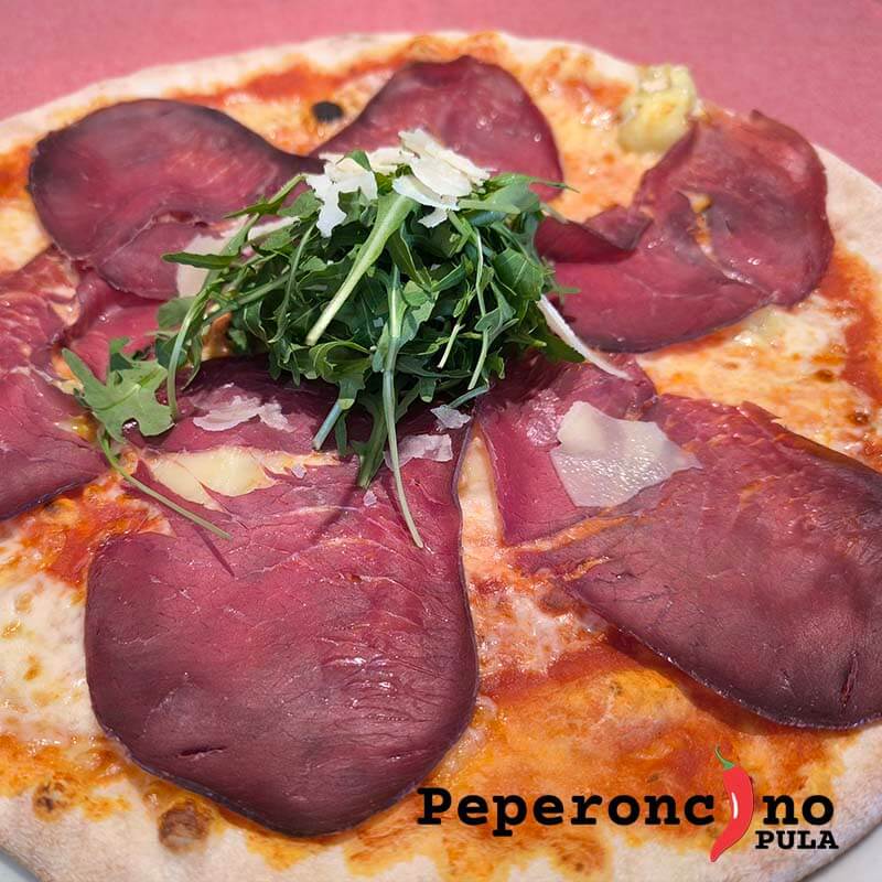 Pizza Bresaola, najbolja pizza sa goveđim pršutom bresaolom, Grana Padanom i rokulom u Puli